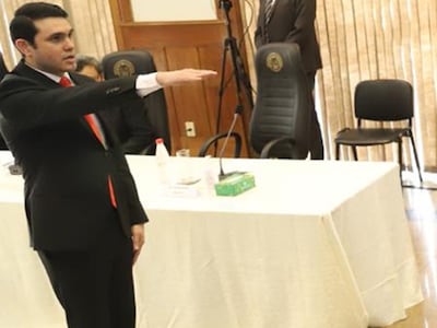 El diputado Hernán Rivas jura como miembro ante el presidente Enrique Bacchetta (ANR, añetete). El mismo presidente de la Cámara Baja, Pedro Alliana, asistió a la ceremonia de juramento.