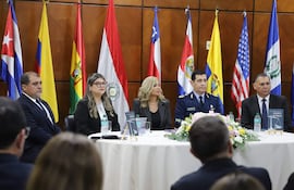 Acto de lanzamiento del libro Daño Moral de la Dra. María Dominga Troche (centro) en el Salón de las Banderas del Ministerio de Defensa.