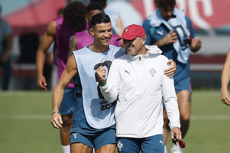 El seleccionador de Portugal, Roberto Martínez (d), y el jugador Cristiano Ronaldo, durante el entrenamiento de la selección de Portugal este martes en Palm Springs (Florida).