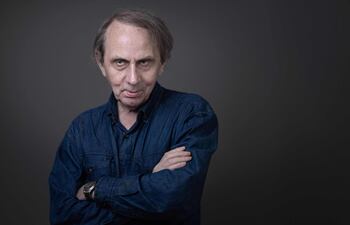 El escritor francés con más éxito internacional, Michel Houellebecq, es demasiado controvertido para las nuevas herramientas de inteligencia artificial, que consideran sus opiniones tan ofensivas que no pueden ser repetidas.