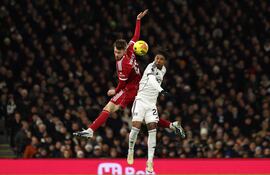 El defensa norirlandés del Liverpool, Conor Bradley, y el centrocampista brasileño del Fulham, Kevin, saltan por el balón durante el partido de fútbol de la Premier League inglesa entre el Fulham y el Liverpool en Craven Cottage, en Londres