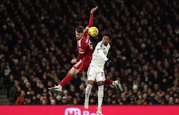 El defensa norirlandés del Liverpool, Conor Bradley, y el centrocampista brasileño del Fulham, Kevin, saltan por el balón durante el partido de fútbol de la Premier League inglesa entre el Fulham y el Liverpool en Craven Cottage, en Londres