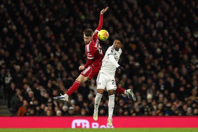 El defensa norirlandés del Liverpool, Conor Bradley, y el centrocampista brasileño del Fulham, Kevin, saltan por el balón durante el partido de fútbol de la Premier League inglesa entre el Fulham y el Liverpool en Craven Cottage, en Londres