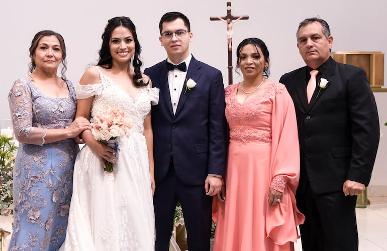 Los padrinos Irma Giménez, Anabel Verza y Luis Silva.