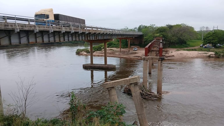 Estructura que quedó en desuso tras la habilitación de un nuevo puente de hormigón armado.