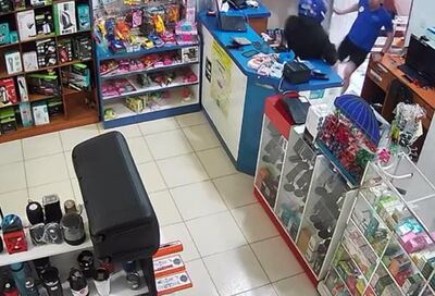 Momento en que el asaltante abría la puerta y pateaba al motochorro que estaba apoderándose del dinero que había en la caja.