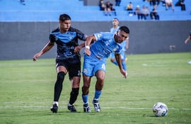 Martín Ariel Anarilla, autor del gol de Resistencia, con la pelota ante la marca de Juan Gabriel Balbuena de Guaireña. En el partido de este lunes en la Chacarita.