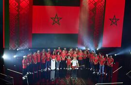 El cantante RedOne (remera blanca) durante el recital en la ceremonia del sorteo de la Copa Africana de Naciones 2025 en el Teatro Nacional Mohamed V, en Rabat, Marruecos.