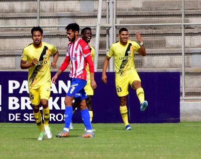 Yuneiker Ríos celebra con Blas Medina y Feyiseitan Asagidigb; Rubén González se lamenta.