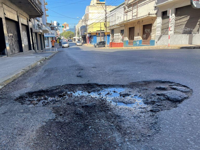 Azara casi Caballero. Enorme bache con agua acumulada en el centro de Asunción.
