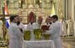 El cardenal Adalberto Martínez bendice los óleos, durante la Misa Crismal de este Jueves Santo, en la Catedral Metropolitana.