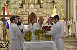 El cardenal Adalberto Martínez bendice los óleos, durante la Misa Crismal de este Jueves Santo, en la Catedral Metropolitana.