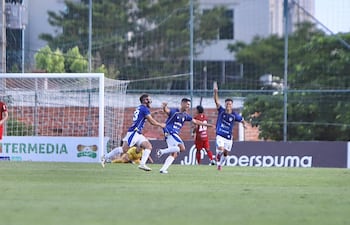 El mediocampista, Blas Díaz celebra el tanto de apertura en el marcador, en medio de Éver Cáceres y William Casanova, quienes acompañan el festejo.
