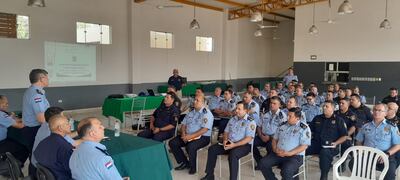 Comandante de la Policía Nacional Carlos Benítez (izq), dando instrucciones a varios jefes policiales de cara al superclásico entre Olimpia y Cerro Porteño.