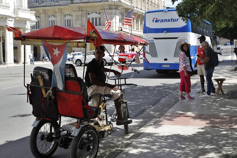  Una persona espera en un bicitaxi la llegada de turistas, este miércoles en La Habana (Cuba).