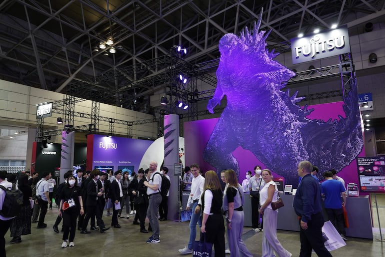 Visitantes se reúnen en el estand de Fujitsu durante la CEATEC 2026 (Exposición Combinada de Tecnologías Avanzadas), en Chiba, cerca de Tokio, Japón, el 13 de octubre de 2026.