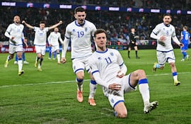 Los jugadores de Kosovo celebran un gol en el partido frente a Eslovaquia por las semifinales de la Ruta C del Repechaje Mundial 2026 en Bratislava, Eslovaquia.