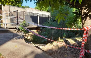 Puente sobre el brazo del arroyo Mburicaó donde obreros de la empresa CCC retiraron la baranda el día de ayer.