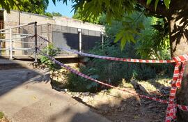 Puente sobre el brazo del arroyo Mburicaó donde obreros de la empresa CCC retiraron la baranda el día de ayer.