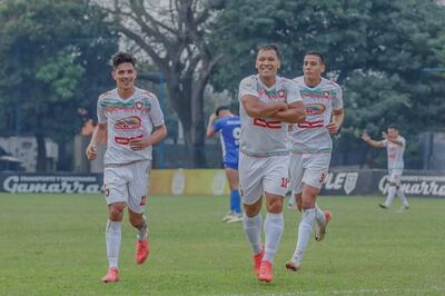 El goleador Juan Aníbal Roa festeja su tanto cruzando los brazos, acompañado por Jorge Núñez y Claudio Figueredo. (Foto: Atlético Tembetary)