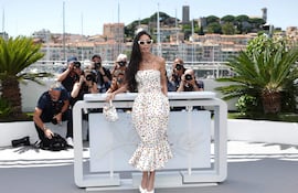 Demi Moore posando con su vestido de lunares a su llegada a la 79ª edición del Festival de Cine de Cannes. (Sameer AL-DOUMY / AFP)