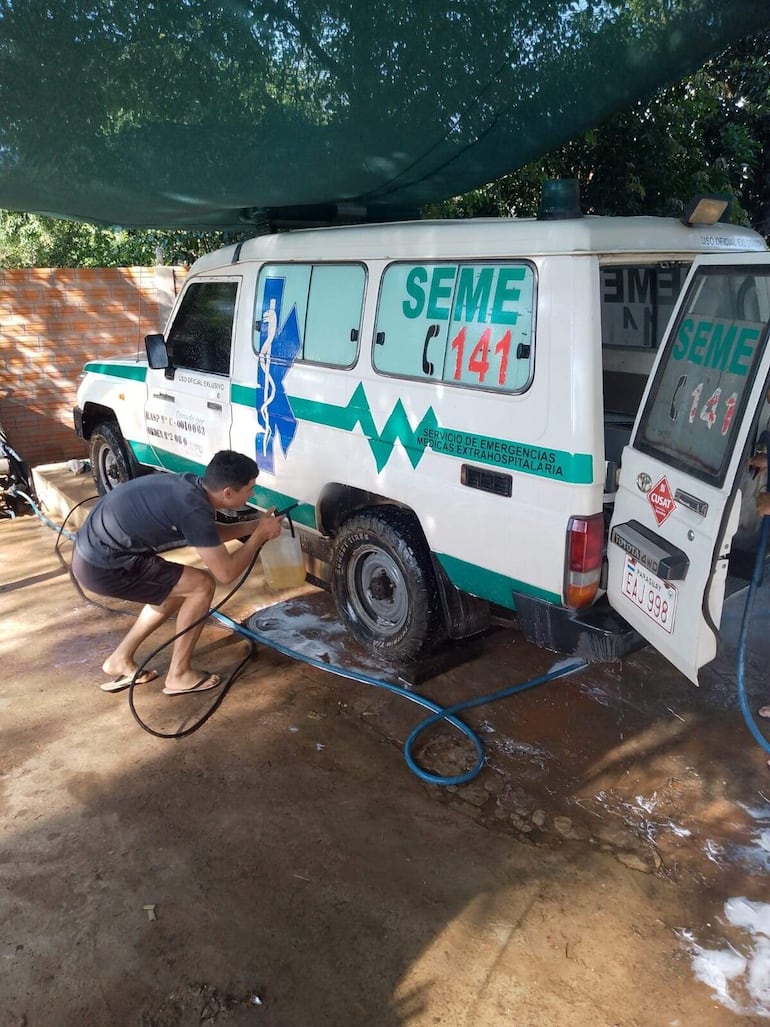 Otra ambulancia del hospital permanece fuera de servicio.