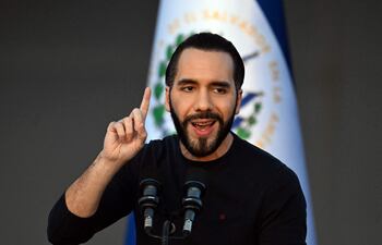 La revista TIME reservó la portada de su última edición al presidente de El Salvador, Nayib Bukele, y en ella incluye una entrevista en la que el controvertido político centroamericano prometió que no se postulará para un tercer mandato.