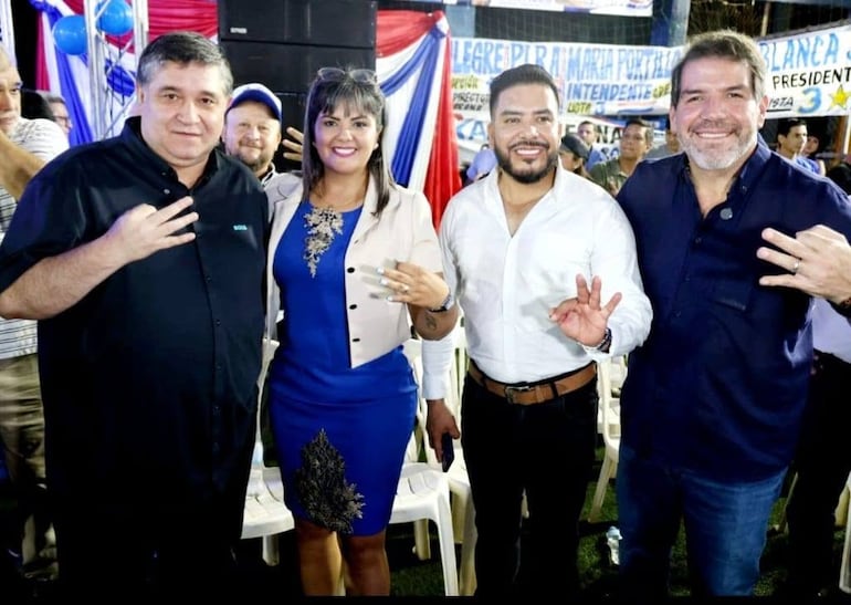 Alcides Riveros, presidente electo del PLRA, con María Portillo, quien perdió la interna municipal en CDE, Carlos Portillo y el diputado luqueño Rodrigo Blanco.