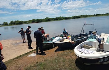 Un trágico naufragio ocurrido en aguas del río Paraná, a la altura del kilómetro 1306, margen derecha, en la zona conocida como Isla Hovy, jurisdicción de Cerrito, dejó como saldo cuatro personas fallecidas.