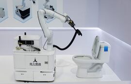 Un robot Namaste demuestra sus capacidades de limpieza de inodoros en la 28.ª Exposición Internacional de Alta Tecnología de Pekín (CHITEC), celebrada en Pekín
