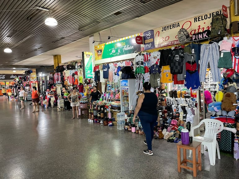 Pese a la alta concurrencia de pasajeros, comerciantes reportan nulas ventas en la Estación de Buses de Asunción.