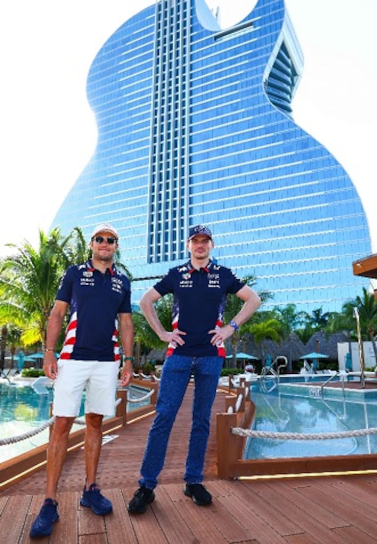 El mexicano Sergio Pérez (i) y su compañero en Red Bull, el neerlandés Max Verstappen, el piloto a vencer en Miami.