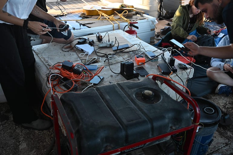 Los cubanos se ingenian para mantener cargados sus teléfonos móviles. 