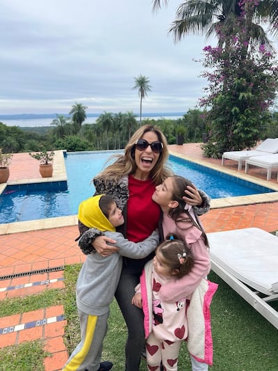 Belén Bogado con sus niños: Cata, Ricky y María.