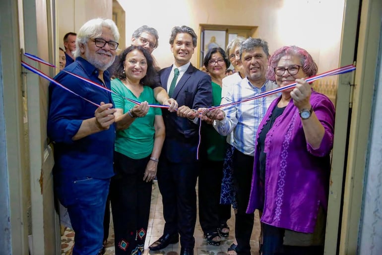 El director del Cabildo, Aníbal Saucedo; junto a las autoridades de la SEP y otros escritores participaron de la inauguración del nuevo espacio.