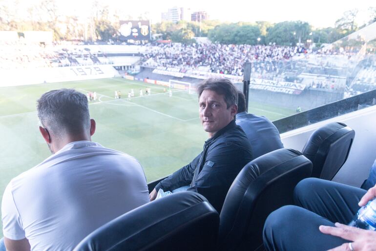 Guillermo Barros Schelotto, entrenador de la selección paraguaya, y el resto del cuerpo técnico, presentes en los partidos del domingo.
