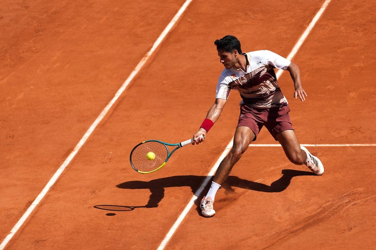 El tenista paraguayo Adolfo Daniel Vallejo en el partido frente a Moïse Kouamé por la segunda ronda del Roland Garros.