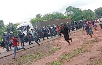 Durante el despeje de la ruta se produjeron algunos roces entre los manifestantes y los policías intervinientes.