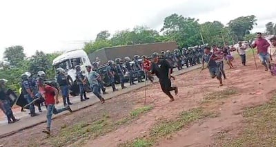 Durante el despeje de la ruta se produjeron algunos roces entre los manifestantes y los policías intervinientes.