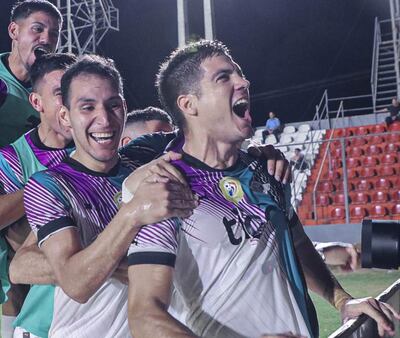 Celebración de Iván Ramírez tras su golazo de tiro libre. Lo acompañan Marcelo Fernández, Lucas Sanabria y Elvio Vera. (Foto: Libertad)
