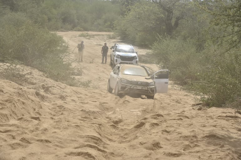 El auto de recorrida de Sebastián Martínez y Alejandro Álvarez, piloto y copiloto del ARD Competición, trancados en una subida del tramo de la Picada Histórica del Rally del Chaco 2026.