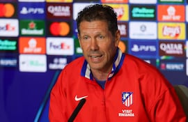 El entrenador argentino del Atlético de Madrid, Diego Simeone, asiste a una rueda de prensa en la víspera del partido de ida de las semifinales de la UEFA Champions League contra el Arsenal, en el estadio Metropolitano de Madrid.
