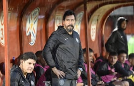 El entrenador de Olimpia, Pablo "Vitamina" Sánchez observa el desempeño de su equipo en el partido ante Rubio Ñu en el estadio Antonio Aranda de Ciudad del Este.