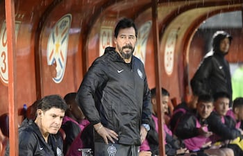 El entrenador de Olimpia, Pablo "Vitamina" Sánchez observa el desempeño de su equipo en el partido ante Rubio Ñu en el estadio Antonio Aranda de Ciudad del Este.