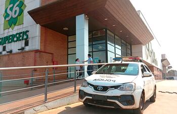 La Policía acudió al pedido de auxilio, tras el asalto en el interior del supermercado.