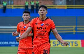 Tiago Caballero (10), futbolista de Nacional, celebra un gol en un partido del fútbol paraguayo en el estadio Martín Torres, en Asunción, Paraguay.