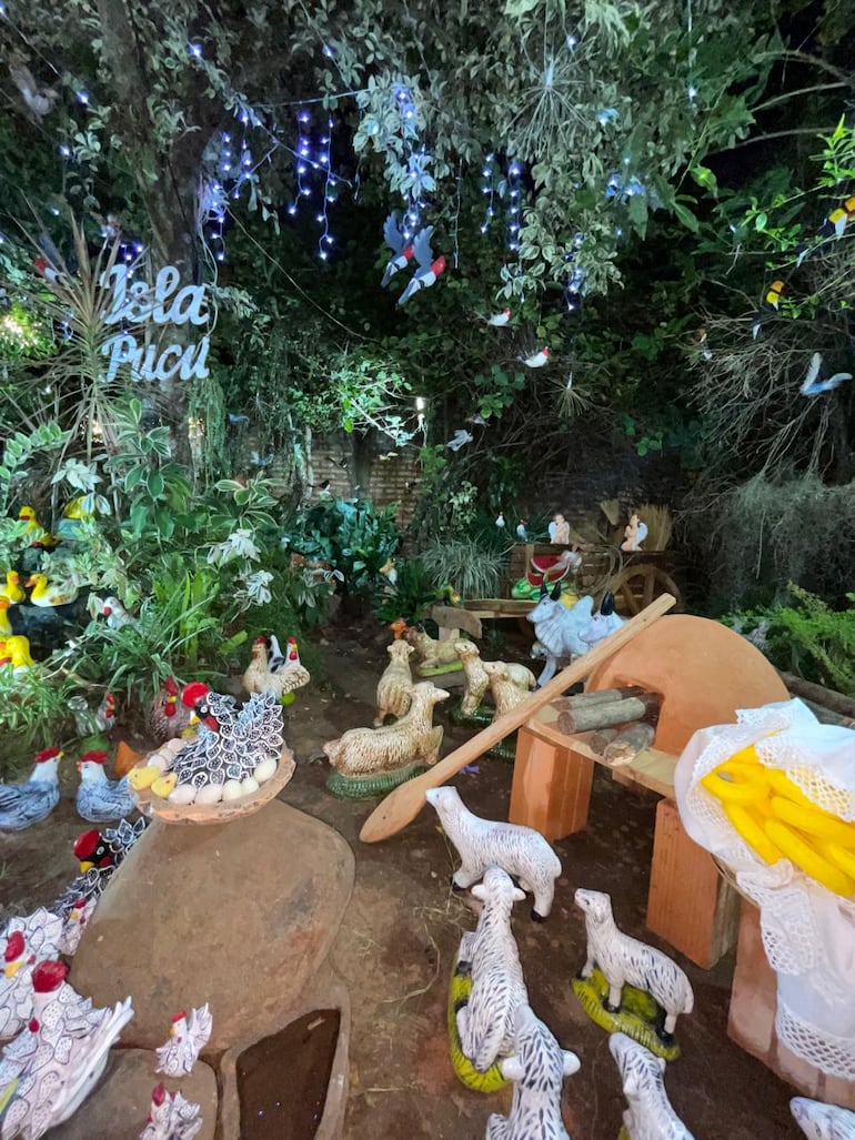 El pesebre cuenta con varios animalitos que complementan la escena navideña.