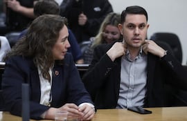 El exsenador Hernán Rivas, con su abogada Alba Zaracho, durante el juicio en el que fue condenado a 8 años de cárcel por su título falso de abogado.