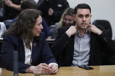 El exsenador Hernán Rivas (d) junto a su abogada Alba Zaracho asisten a una audiencia este jueves, en Asunción (Paraguay). Un tribunal condenó a 8 años de prisión al exsenador Rivas por el uso de un título falso de abogado, que le sirvió para integrar y luego presidir brevemente un órgano que investiga y juzga el desempeño de los funcionarios judiciales en el país.
