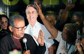 Partidarios del expresidente brasileño (2019-2023) Jair Bolsonaro rezan durante una vigilia por su salud y libertad en Brasilia el 22 de noviembre de 2025.